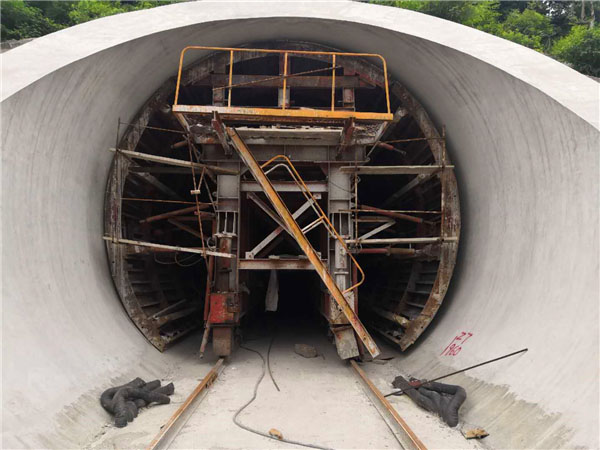 襯砌臺車的定位操作要怎么進行？