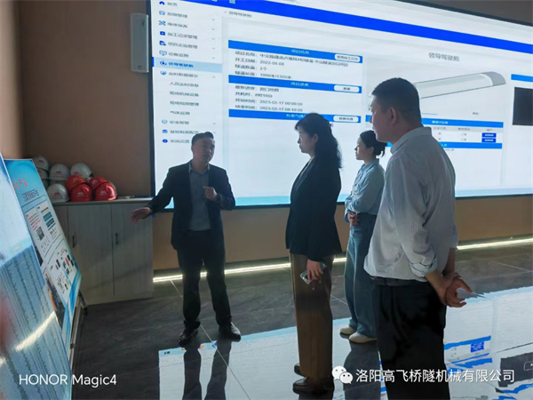 熱烈歡迎市民營經(jīng)濟發(fā)展促進中心黨組書記、主任張曉莉等一行蒞臨公司考察調研